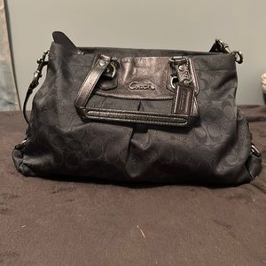 Coach shoulder bag, she might be considered to be hobo styled